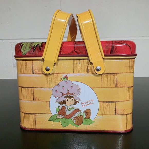 Vintage 1980 Strawberry Shortcake Tin Picnic Basket Lunch Pail Box Lunchbox - Picture 2 of 9